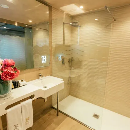 Hugo's Boutique - Adults Only 4*